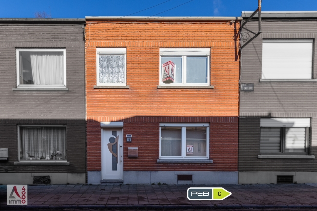 Maison 2 chambres, caves, terrasse, grand garage 2 voitures.